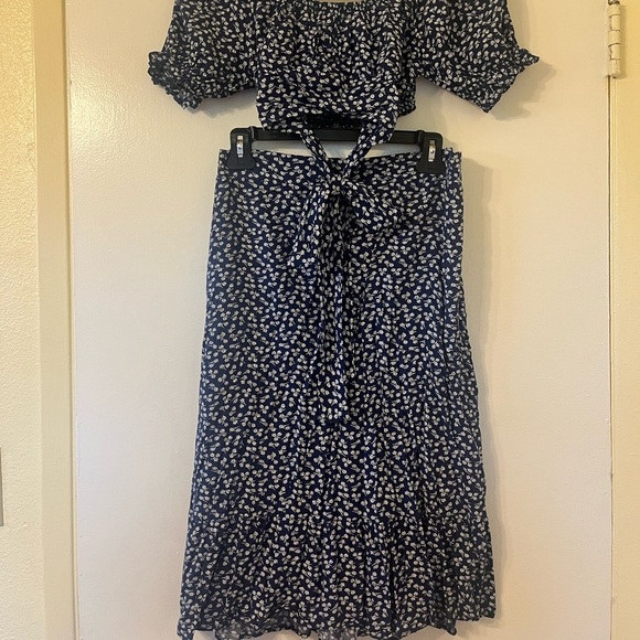 Matching 2 piece skirt and top set - Picture 4 of 4